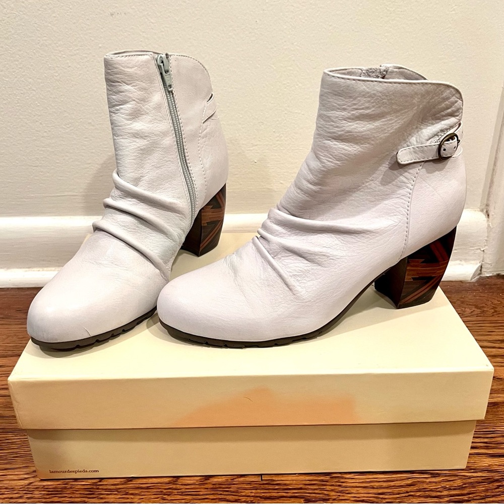 L’AMOUR DES PIEDS - PIERPONT Heeled Ankle Bootie - White Lamba - SZ 9